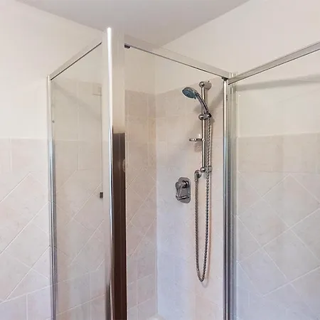 Sleeps 4 With Pool Air Con And Wifi *